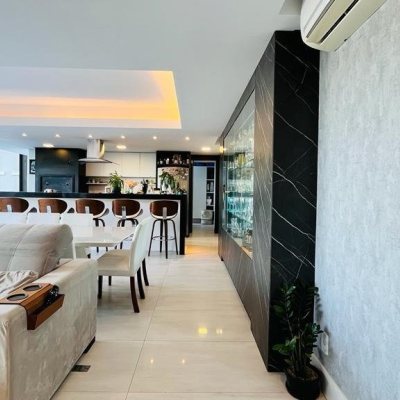 Casa Residencial com 285m², 4 quartos, 2 suítes, 2 garagens, no bairro Trindade em Florianópolis