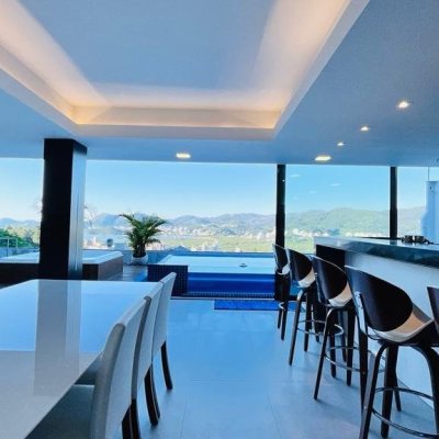 Casa Residencial com 285m², 4 quartos, 2 suítes, 2 garagens, no bairro Trindade em Florianópolis