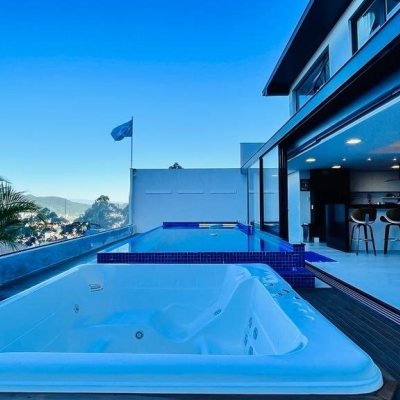 Casa Residencial com 285m², 4 quartos, 2 suítes, 2 garagens, no bairro Trindade em Florianópolis