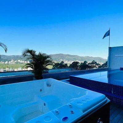 Casa Residencial com 285m², 4 quartos, 2 suítes, 2 garagens, no bairro Trindade em Florianópolis