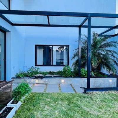 Casa Residencial com 285m², 4 quartos, 2 suítes, 2 garagens, no bairro Trindade em Florianópolis