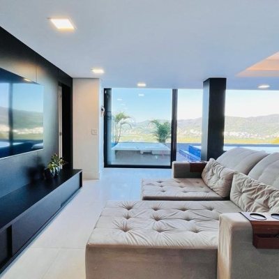 Casa Residencial com 285m², 4 quartos, 2 suítes, 2 garagens, no bairro Trindade em Florianópolis