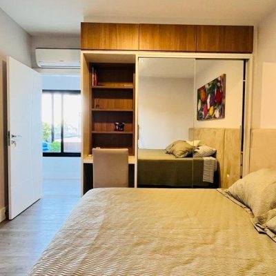 Casa Residencial com 285m², 4 quartos, 2 suítes, 2 garagens, no bairro Trindade em Florianópolis