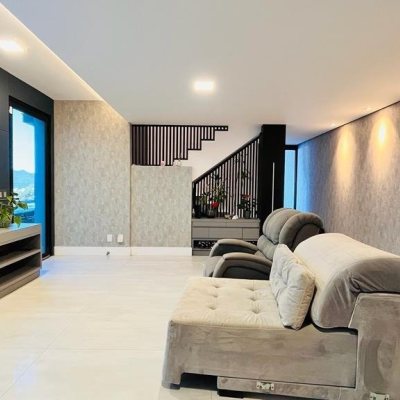 Casa Residencial com 285m², 4 quartos, 2 suítes, 2 garagens, no bairro Trindade em Florianópolis