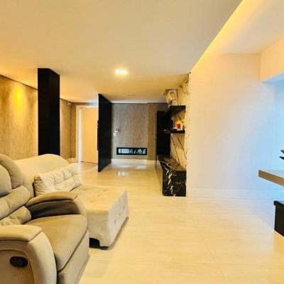 Casa Residencial com 285m², 4 quartos, 2 suítes, 2 garagens, no bairro Trindade em Florianópolis