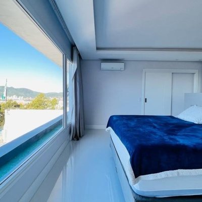 Casa Residencial com 285m², 4 quartos, 2 suítes, 2 garagens, no bairro Trindade em Florianópolis