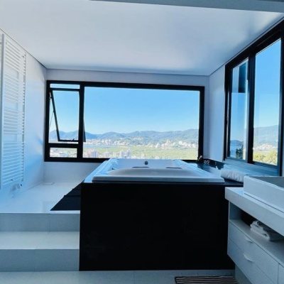 Casa Residencial com 285m², 4 quartos, 2 suítes, 2 garagens, no bairro Trindade em Florianópolis