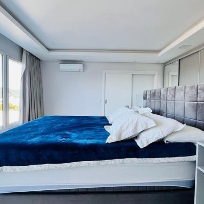 Casa Residencial com 285m², 4 quartos, 2 suítes, 2 garagens, no bairro Trindade em Florianópolis