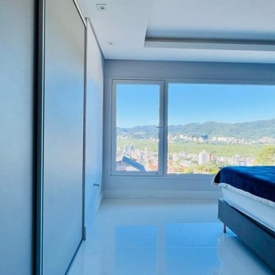 Casa Residencial com 285m², 4 quartos, 2 suítes, 2 garagens, no bairro Trindade em Florianópolis