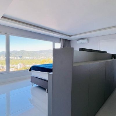 Casa Residencial com 285m², 4 quartos, 2 suítes, 2 garagens, no bairro Trindade em Florianópolis