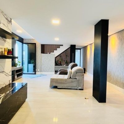 Casa Residencial com 285m², 4 quartos, 2 suítes, 2 garagens, no bairro Trindade em Florianópolis