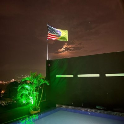 Casa Residencial com 285m², 4 quartos, 2 suítes, 2 garagens, no bairro Trindade em Florianópolis