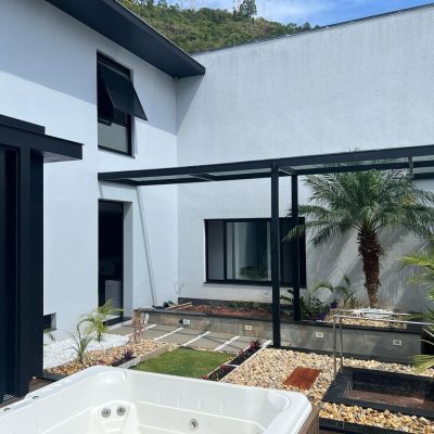Casa Residencial com 285m², 4 quartos, 2 suítes, 2 garagens, no bairro Trindade em Florianópolis