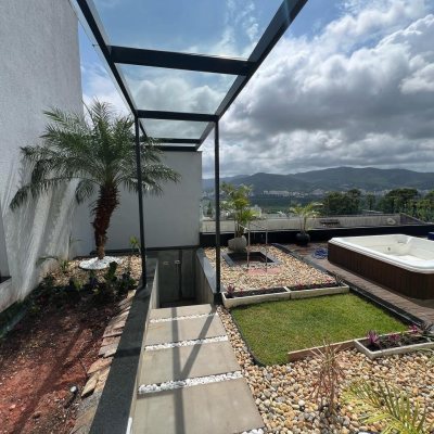 Casa Residencial com 285m², 4 quartos, 2 suítes, 2 garagens, no bairro Trindade em Florianópolis