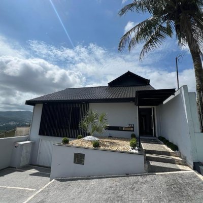 Casa Residencial com 285m², 4 quartos, 2 suítes, 2 garagens, no bairro Trindade em Florianópolis