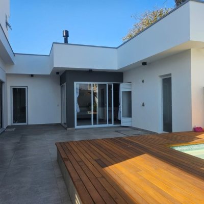Casa Residencial com 310m², 5 quartos, 3 suítes, 2 garagens, no bairro Daniela em Florianópolis