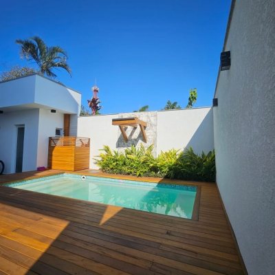 Casa Residencial com 310m², 5 quartos, 3 suítes, 2 garagens, no bairro Daniela em Florianópolis