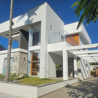 Casa Residencial com 310m², 5 quartos, 3 suítes, 2 garagens, no bairro Daniela em Florianópolis