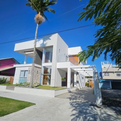 Casa Residencial com 310m², 5 quartos, 3 suítes, 2 garagens, no bairro Daniela em Florianópolis