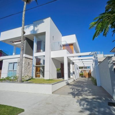 Casa Residencial com 310m², 5 quartos, 3 suítes, 2 garagens, no bairro Daniela em Florianópolis