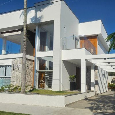Casa Residencial com 310m², 5 quartos, 3 suítes, 2 garagens, no bairro Daniela em Florianópolis