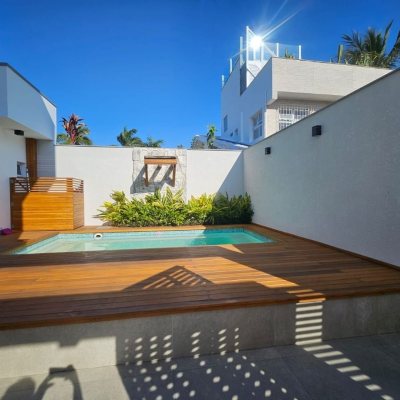 Casa Residencial com 310m², 5 quartos, 3 suítes, 2 garagens, no bairro Daniela em Florianópolis