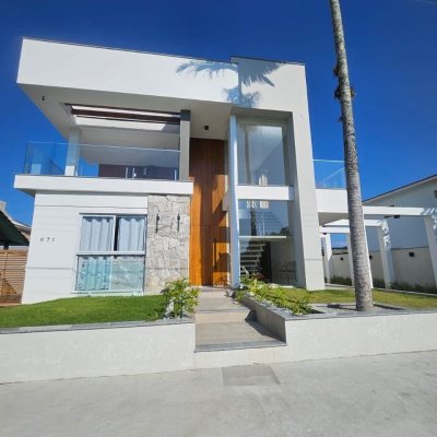 Casa Residencial com 310m², 5 quartos, 3 suítes, 2 garagens, no bairro Daniela em Florianópolis