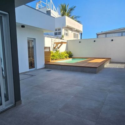 Casa Residencial com 310m², 5 quartos, 3 suítes, 2 garagens, no bairro Daniela em Florianópolis