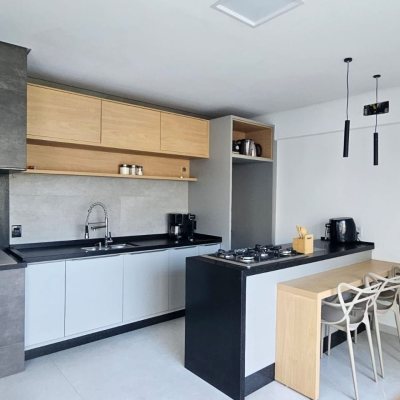 Casa Residencial com 310m², 5 quartos, 3 suítes, 2 garagens, no bairro Daniela em Florianópolis