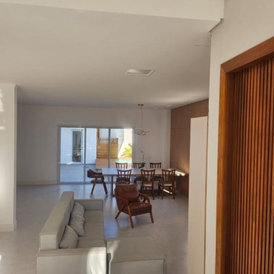 Casa Residencial com 310m², 5 quartos, 3 suítes, 2 garagens, no bairro Daniela em Florianópolis