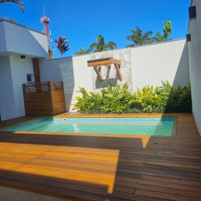 Casa Residencial com 310m², 5 quartos, 3 suítes, 2 garagens, no bairro Daniela em Florianópolis