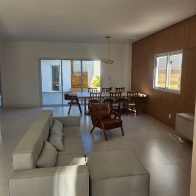Casa Residencial com 310m², 5 quartos, 3 suítes, 2 garagens, no bairro Daniela em Florianópolis