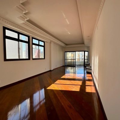Cobertura com 483m², 4 quartos, 2 suítes, 2 garagens, no bairro Centro em Florianópolis