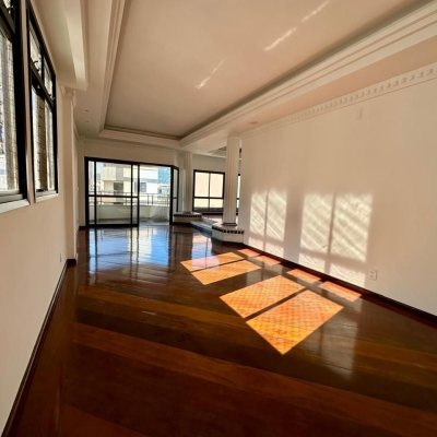 Cobertura com 483m², 4 quartos, 2 suítes, 2 garagens, no bairro Centro em Florianópolis