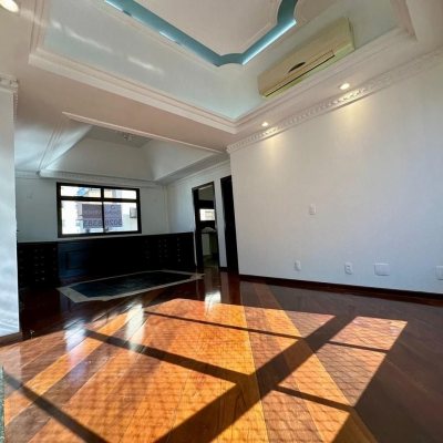 Cobertura com 483m², 4 quartos, 2 suítes, 2 garagens, no bairro Centro em Florianópolis