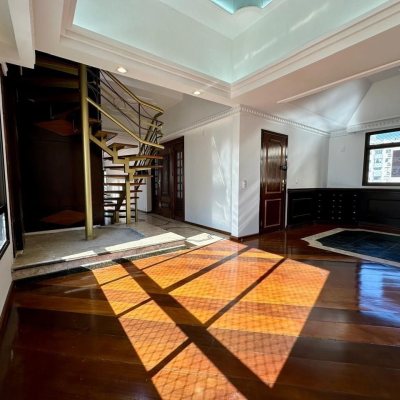 Cobertura com 483m², 4 quartos, 2 suítes, 2 garagens, no bairro Centro em Florianópolis