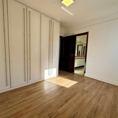 Cobertura com 483m², 4 quartos, 2 suítes, 2 garagens, no bairro Centro em Florianópolis