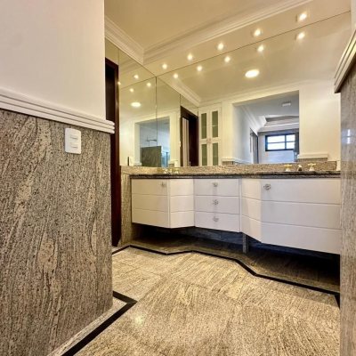 Cobertura com 483m², 4 quartos, 2 suítes, 2 garagens, no bairro Centro em Florianópolis