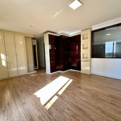 Cobertura com 483m², 4 quartos, 2 suítes, 2 garagens, no bairro Centro em Florianópolis