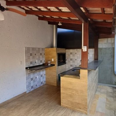 Casa em Condomínio com 134m², 3 quartos, 1 suíte, 2 garagens, no bairro Cachoeira Do Bom Jesus em Florianópolis