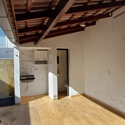 Casa em Condomínio com 134m², 3 quartos, 1 suíte, 2 garagens, no bairro Cachoeira Do Bom Jesus em Florianópolis