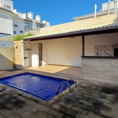 Casa em Condomínio com 134m², 3 quartos, 1 suíte, 2 garagens, no bairro Cachoeira Do Bom Jesus em Florianópolis