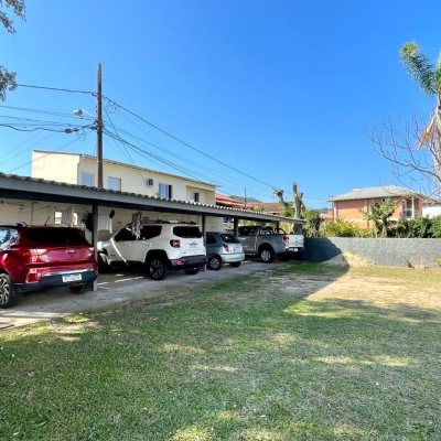 Predio com 550m², 5 garagens, no bairro Ponta Das Canas em Florianópolis
