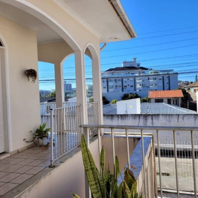 Casa Residencial com 398m², 6 quartos, 3 suítes, 4 garagens, no bairro Capoeiras em Florianópolis