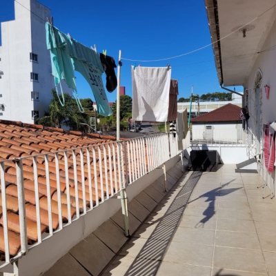 Casa Residencial com 398m², 6 quartos, 3 suítes, 4 garagens, no bairro Capoeiras em Florianópolis