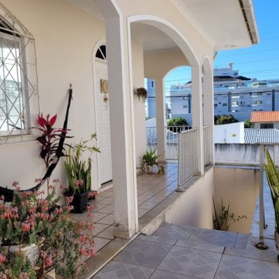 Casa Residencial com 398m², 6 quartos, 3 suítes, 4 garagens, no bairro Capoeiras em Florianópolis