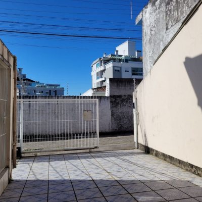 Casa Residencial com 398m², 6 quartos, 3 suítes, 4 garagens, no bairro Capoeiras em Florianópolis