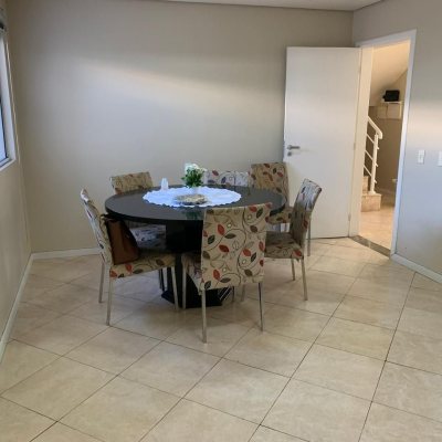 Casa Residencial com 247m², 3 quartos, 1 suíte, 1 garagem, no bairro Barreiros em São José