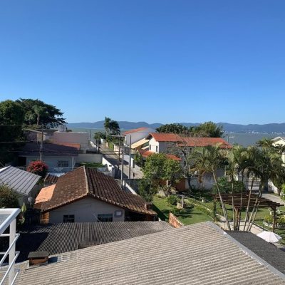 Casa Residencial com 247m², 3 quartos, 1 suíte, 1 garagem, no bairro Barreiros em São José