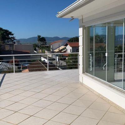 Casa Residencial com 247m², 3 quartos, 1 suíte, 1 garagem, no bairro Barreiros em São José